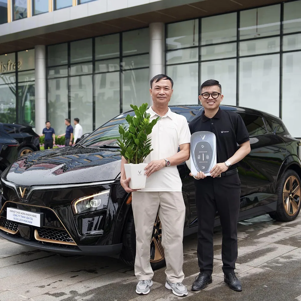 Slide hình ảnh giao xe khách hàng