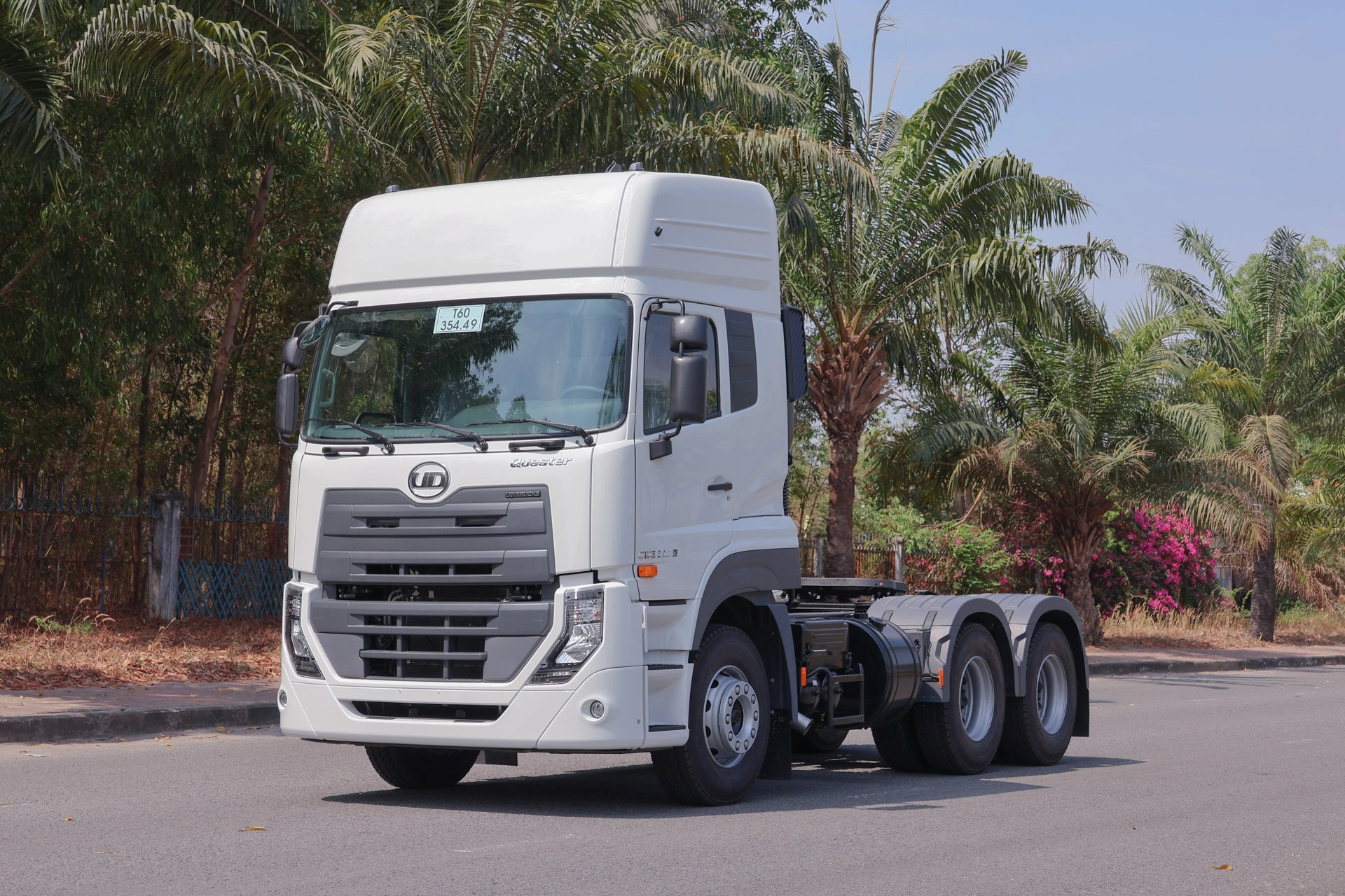 Đầu kéo 6x4 UD Quester 350Hp, 02 giường