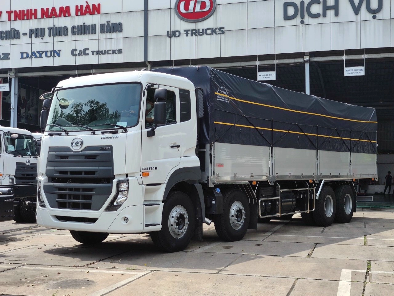 XE TẢI 8x4 UD TRUCKS 350Hp, 2026 (17.9T, 9.7x2.35x2.5m)